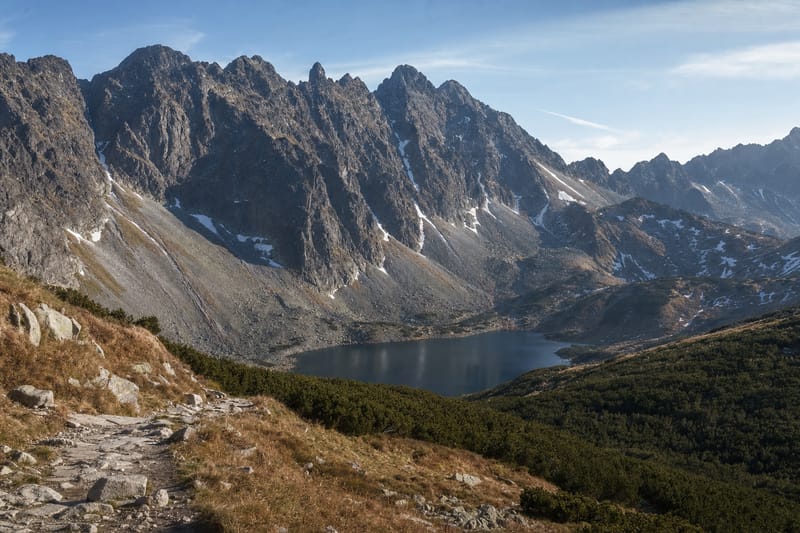 Granitowe szczyty tatrzańskie nad polodowcowym jeziorem w kotle
