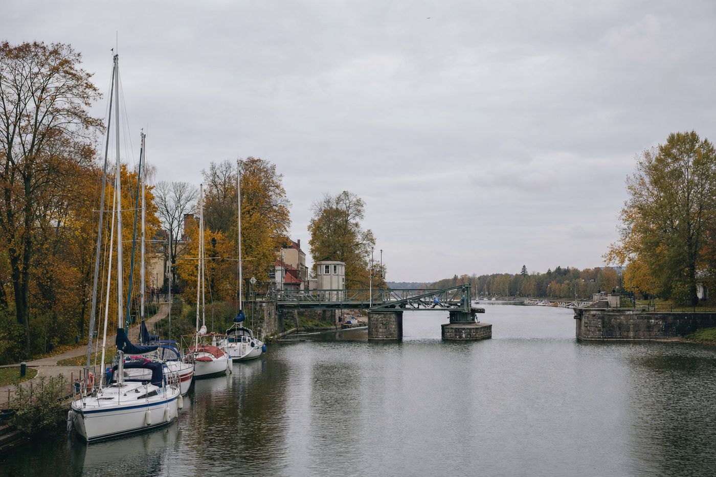 Giżycko: Główny port Wielkich Jezior Mazurskich, z obrotowym mostem i twierdzą Boyen