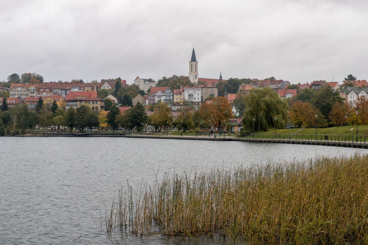 Mrągowo: Miasto między jeziorami Czos i Juno, w środkowej części Mazur